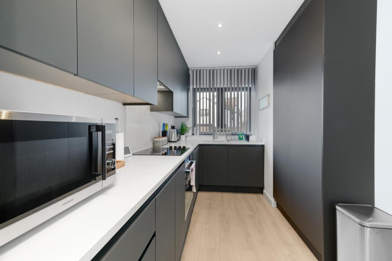 Modern 4 Bedroom House With Parking In Farnham Royal, Slough By 360Stays Eksteriør billede
