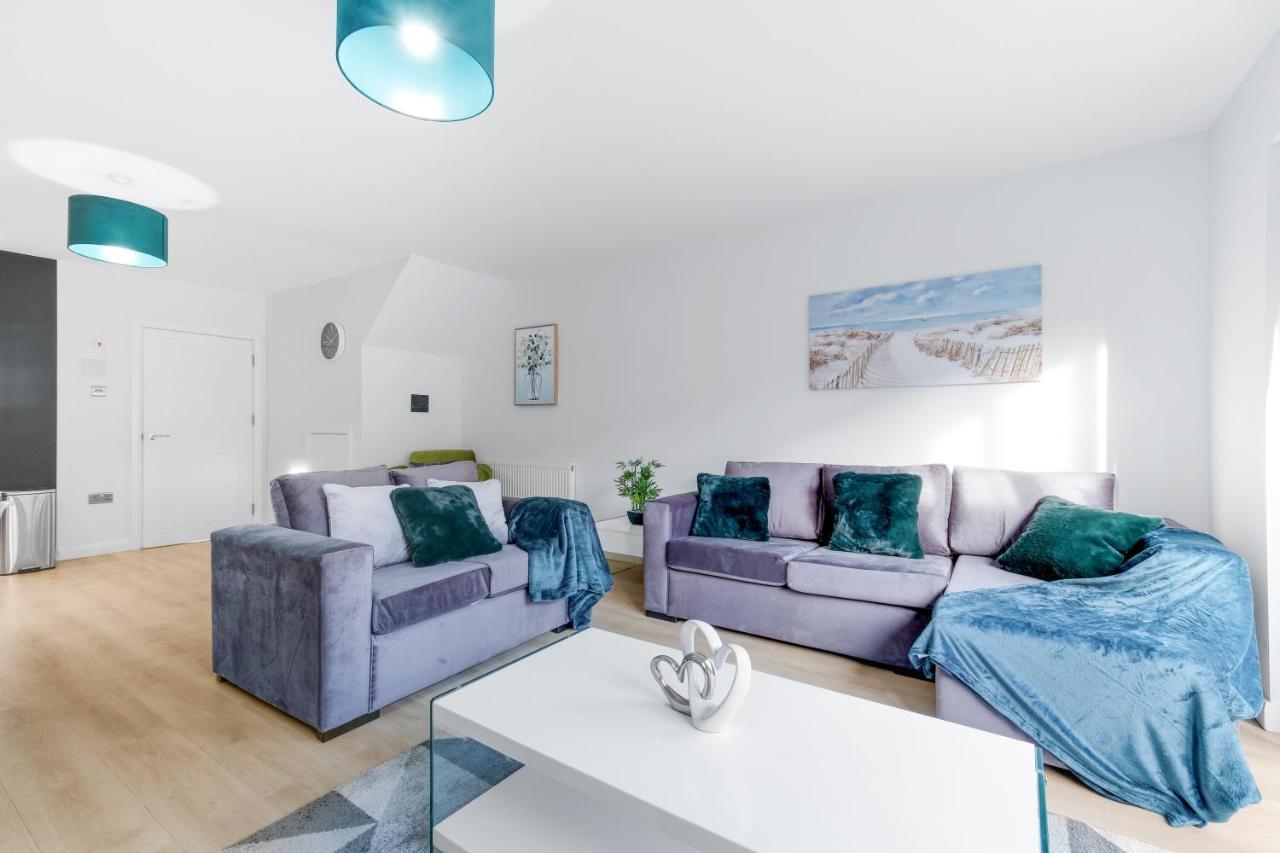 Modern 4 Bedroom House With Parking In Farnham Royal, Slough By 360Stays Eksteriør billede