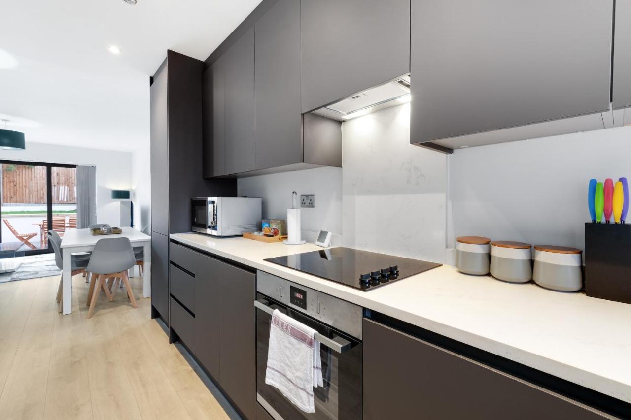 Modern 4 Bedroom House With Parking In Farnham Royal, Slough By 360Stays Eksteriør billede