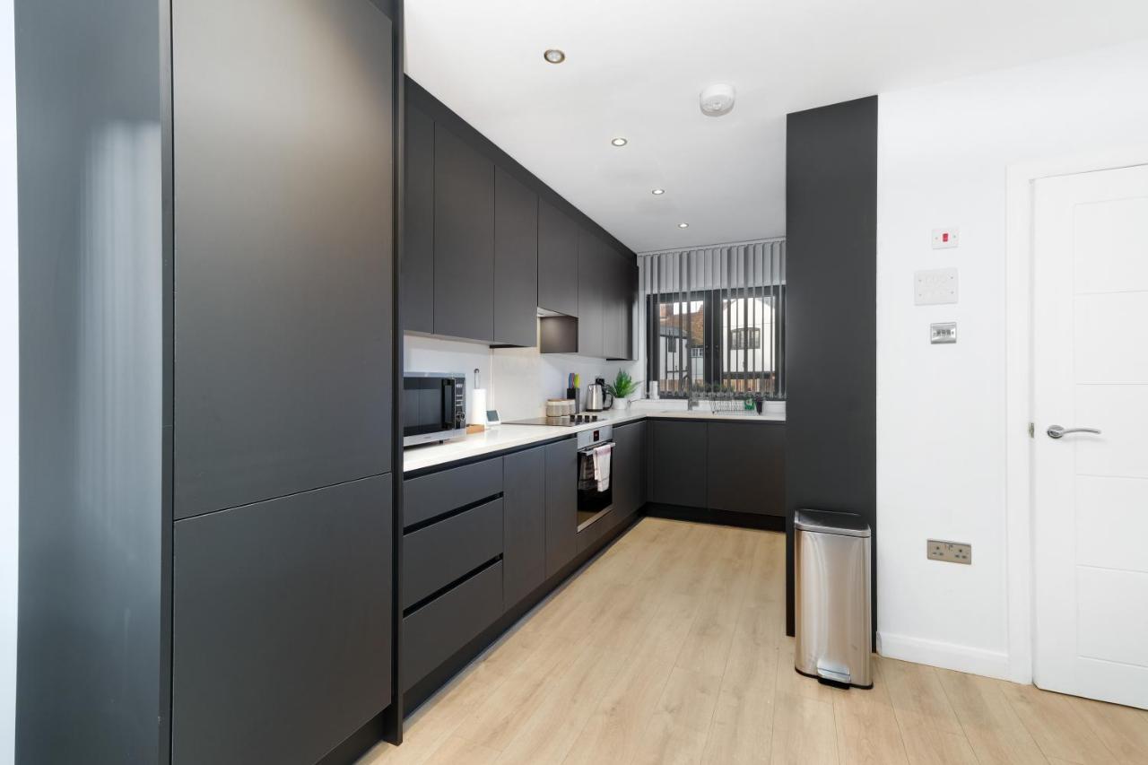 Modern 4 Bedroom House With Parking In Farnham Royal, Slough By 360Stays Eksteriør billede