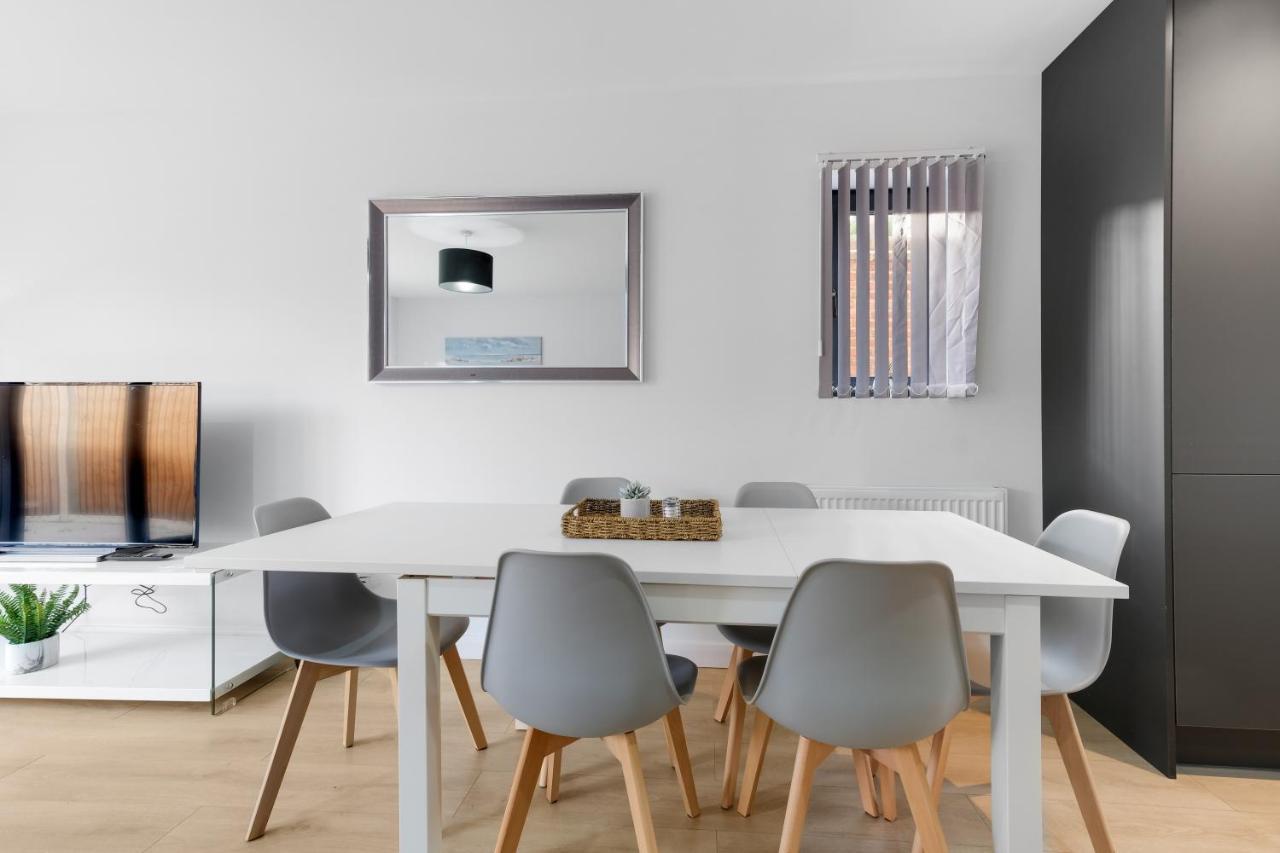 Modern 4 Bedroom House With Parking In Farnham Royal, Slough By 360Stays Eksteriør billede