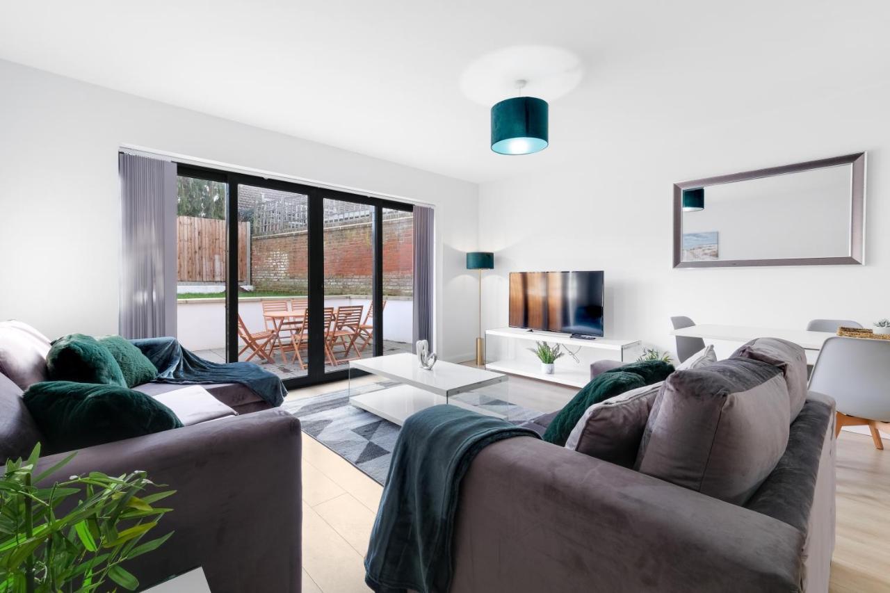 Modern 4 Bedroom House With Parking In Farnham Royal, Slough By 360Stays Eksteriør billede