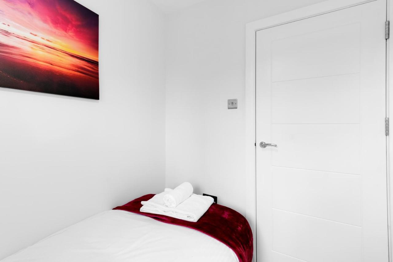 Modern 4 Bedroom House With Parking In Farnham Royal, Slough By 360Stays Eksteriør billede