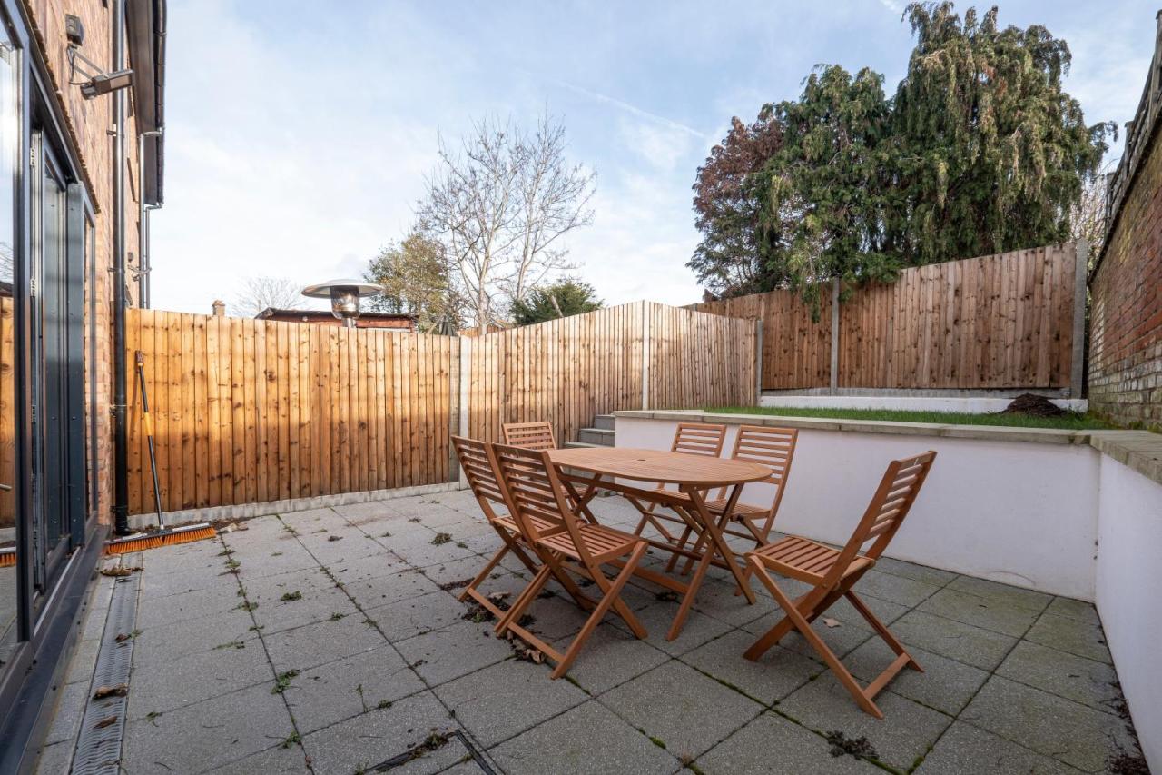 Modern 4 Bedroom House With Parking In Farnham Royal, Slough By 360Stays Eksteriør billede