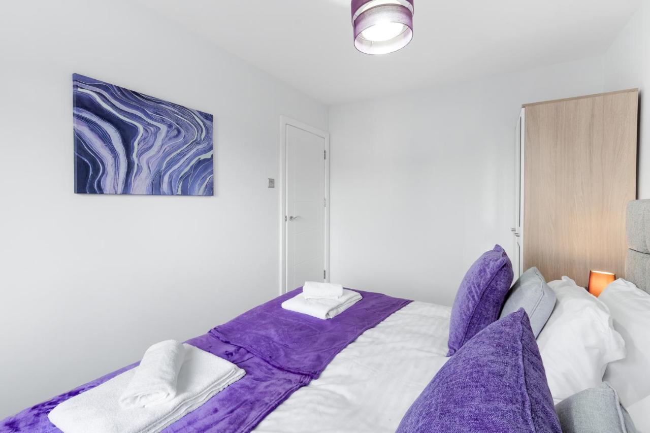 Modern 4 Bedroom House With Parking In Farnham Royal, Slough By 360Stays Eksteriør billede