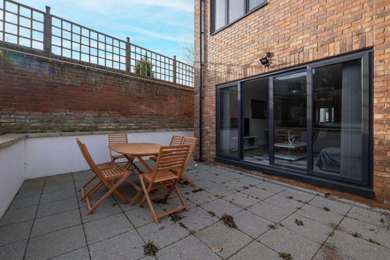 Modern 4 Bedroom House With Parking In Farnham Royal, Slough By 360Stays Eksteriør billede