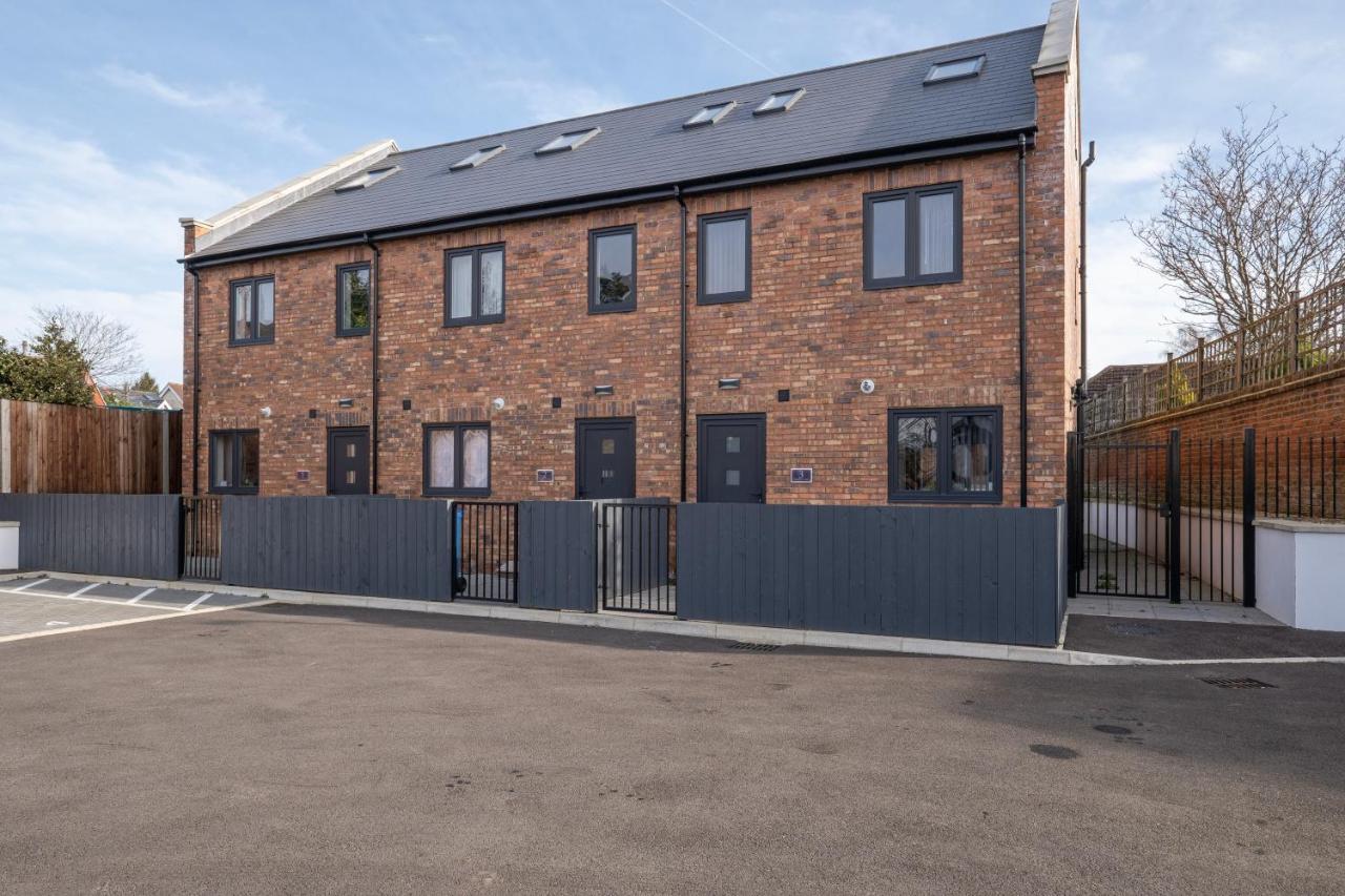 Modern 4 Bedroom House With Parking In Farnham Royal, Slough By 360Stays Eksteriør billede