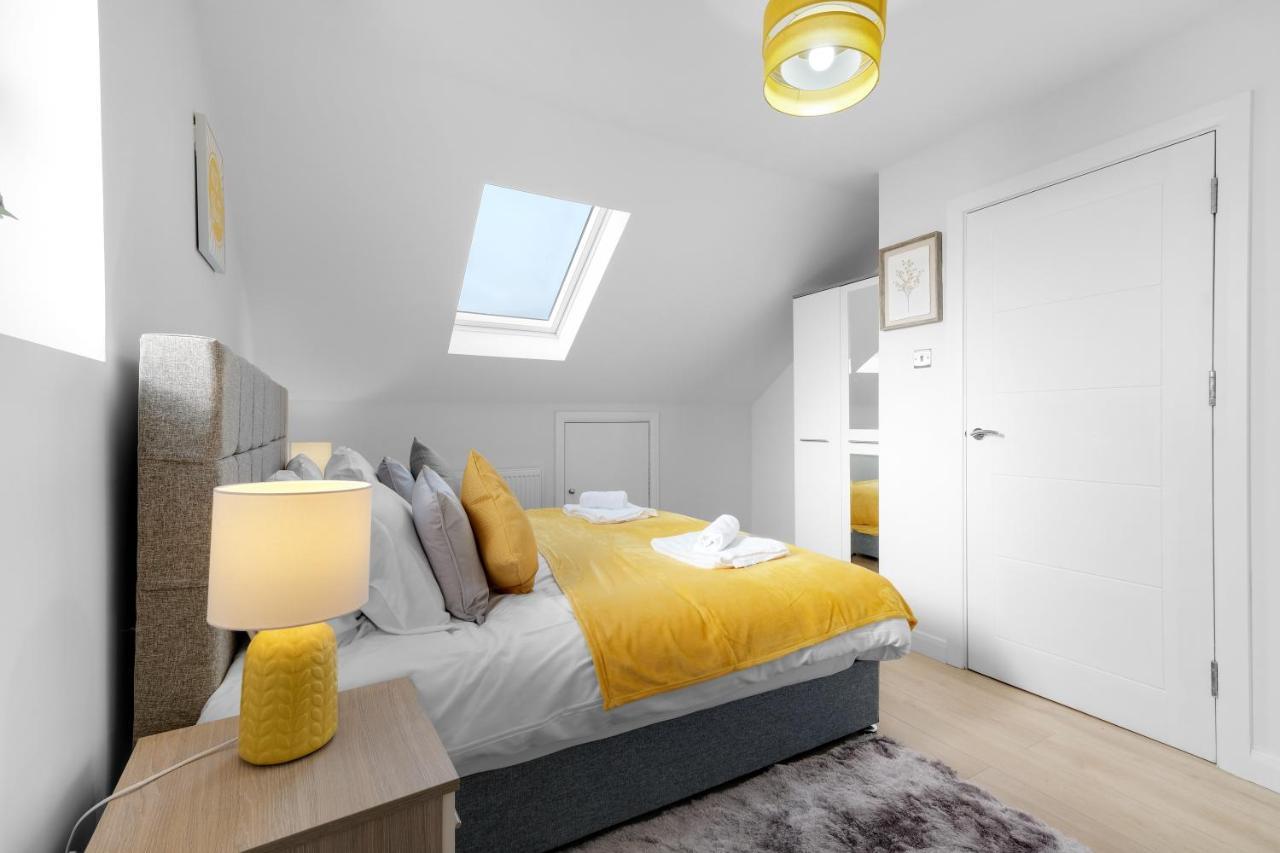 Modern 4 Bedroom House With Parking In Farnham Royal, Slough By 360Stays Eksteriør billede
