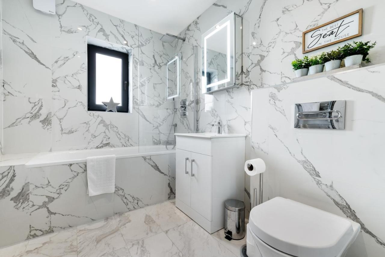 Modern 4 Bedroom House With Parking In Farnham Royal, Slough By 360Stays Eksteriør billede