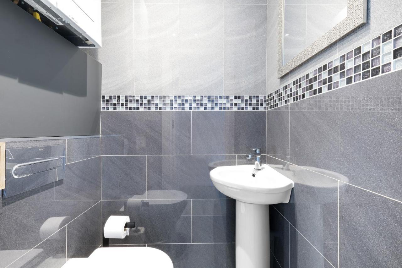 Modern 4 Bedroom House With Parking In Farnham Royal, Slough By 360Stays Eksteriør billede