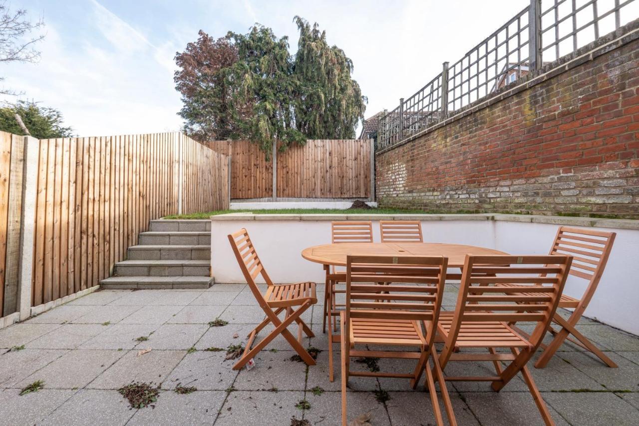 Modern 4 Bedroom House With Parking In Farnham Royal, Slough By 360Stays Eksteriør billede