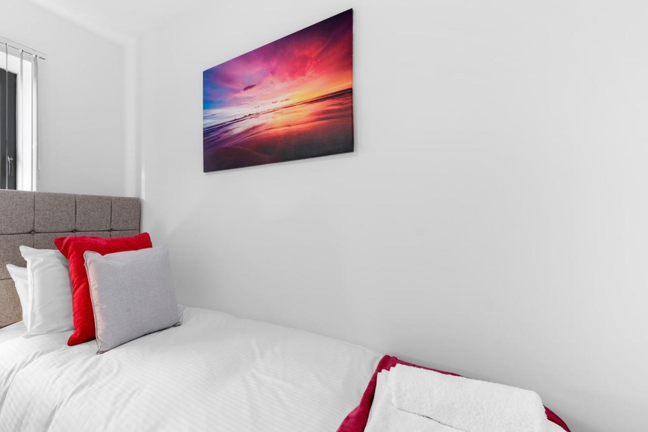 Modern 4 Bedroom House With Parking In Farnham Royal, Slough By 360Stays Eksteriør billede