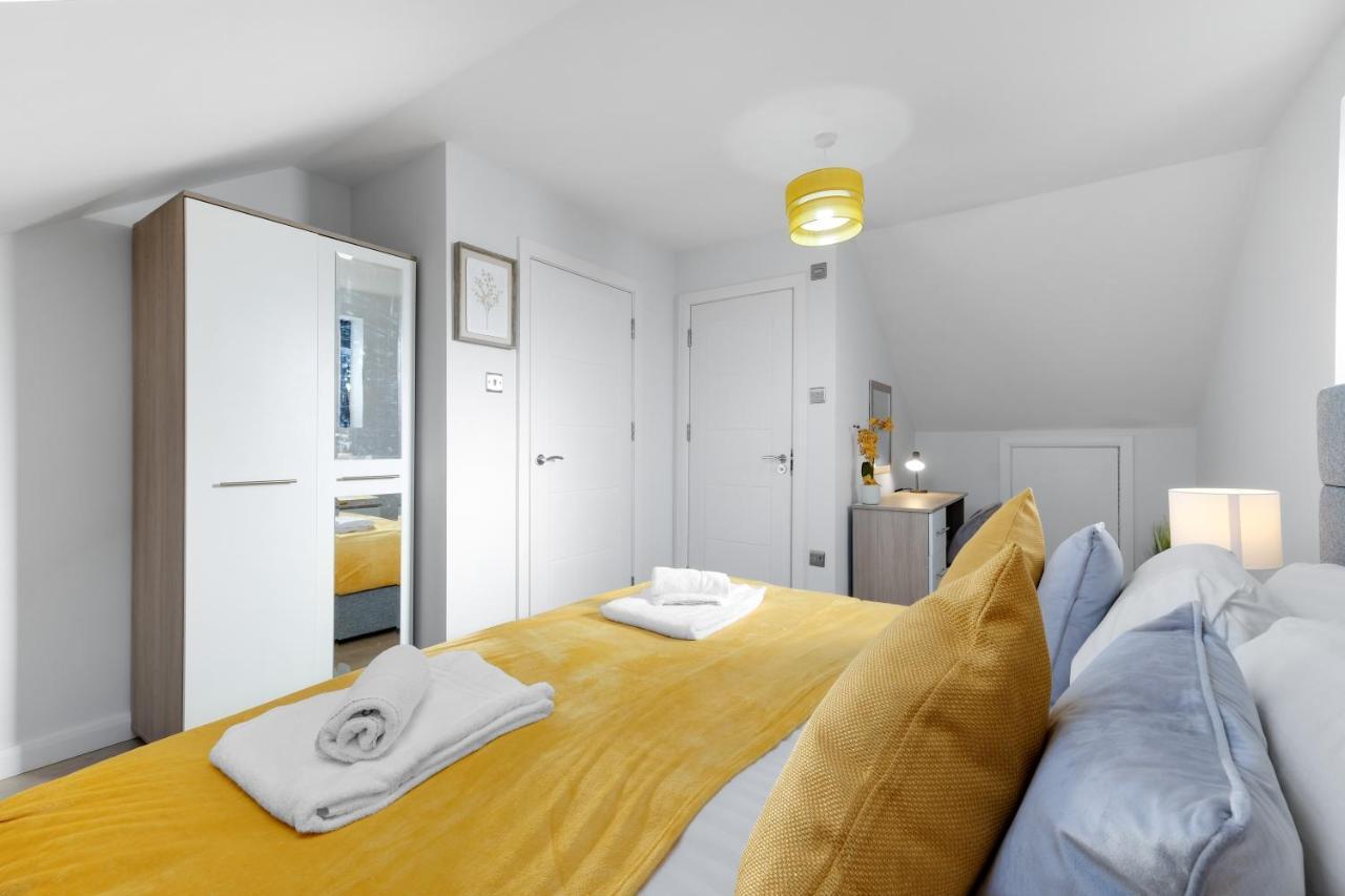Modern 4 Bedroom House With Parking In Farnham Royal, Slough By 360Stays Eksteriør billede