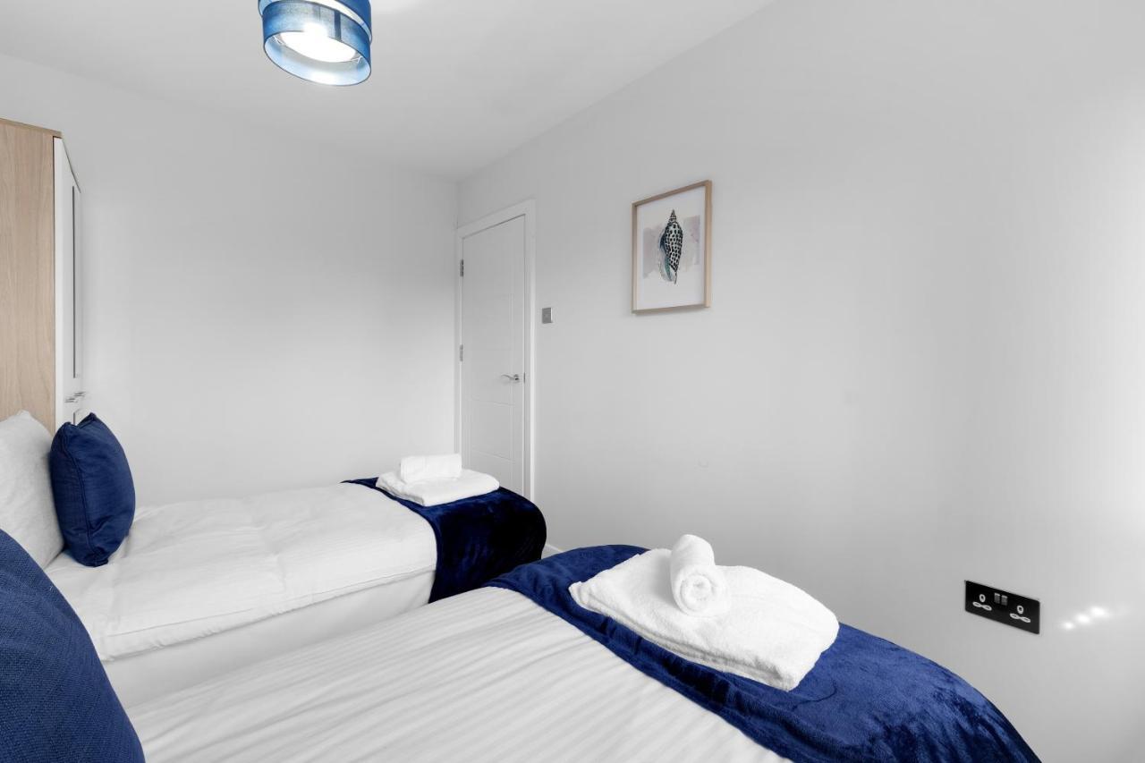 Modern 4 Bedroom House With Parking In Farnham Royal, Slough By 360Stays Eksteriør billede