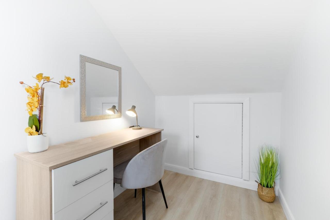 Modern 4 Bedroom House With Parking In Farnham Royal, Slough By 360Stays Eksteriør billede