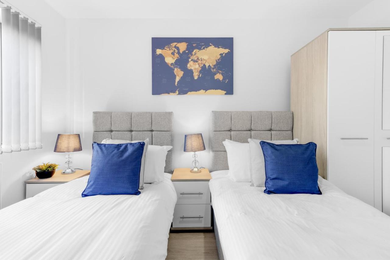 Modern 4 Bedroom House With Parking In Farnham Royal, Slough By 360Stays Eksteriør billede