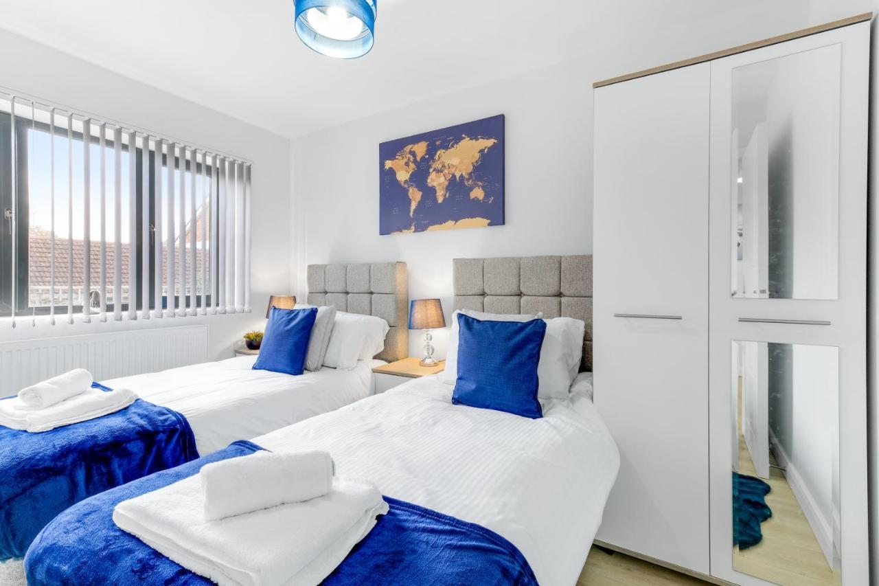 Modern 4 Bedroom House With Parking In Farnham Royal, Slough By 360Stays Eksteriør billede
