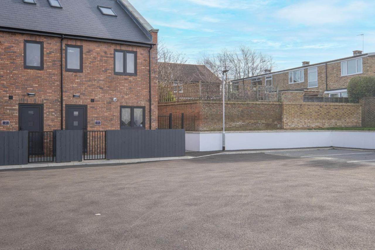 Modern 4 Bedroom House With Parking In Farnham Royal, Slough By 360Stays Eksteriør billede