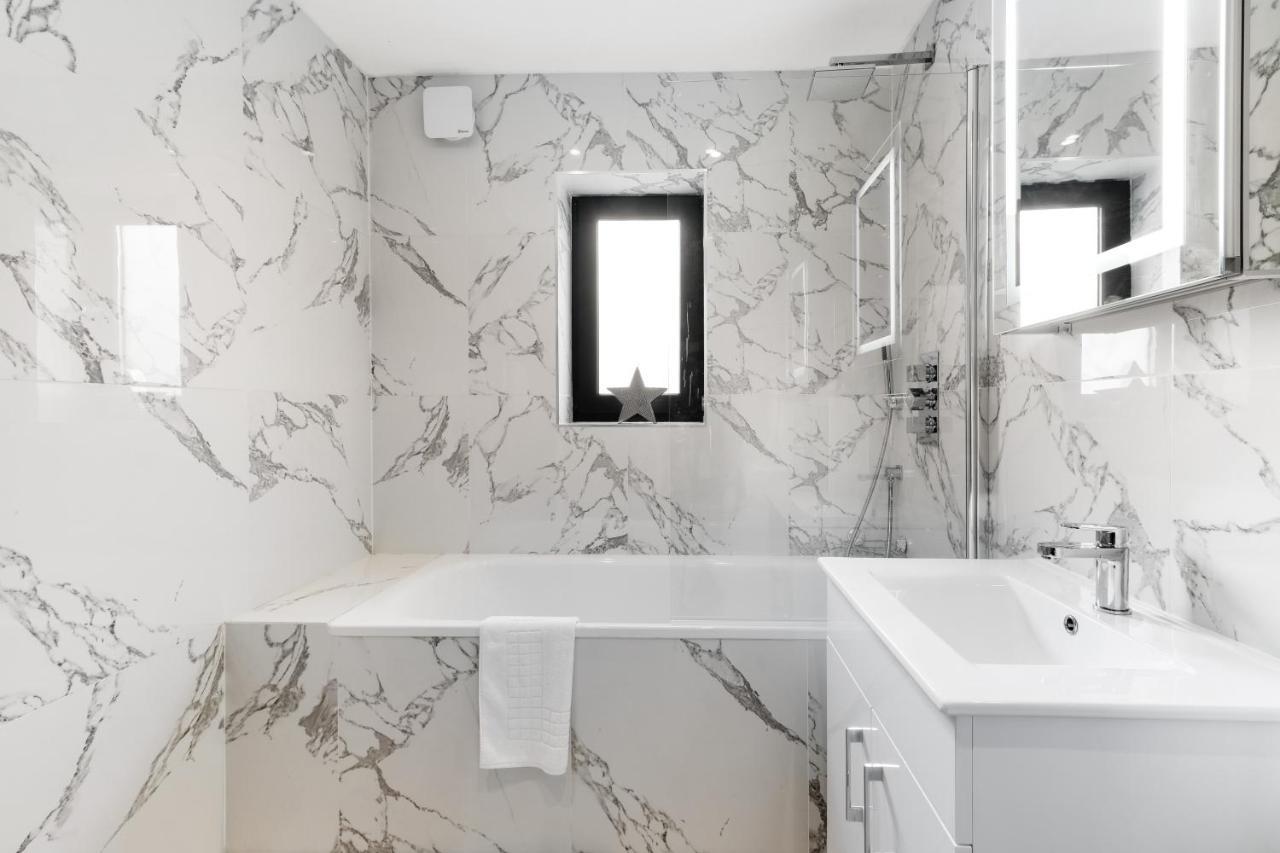 Modern 4 Bedroom House With Parking In Farnham Royal, Slough By 360Stays Eksteriør billede
