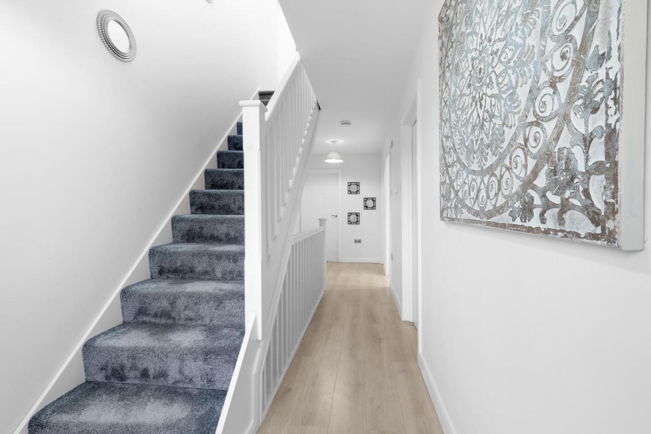 Modern 4 Bedroom House With Parking In Farnham Royal, Slough By 360Stays Eksteriør billede